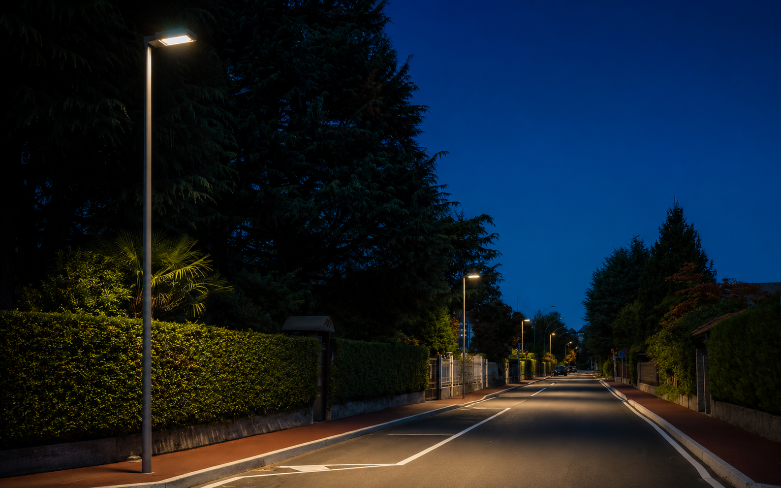 Luminaire autonome éclairant une voirie communale à l’heure bleue