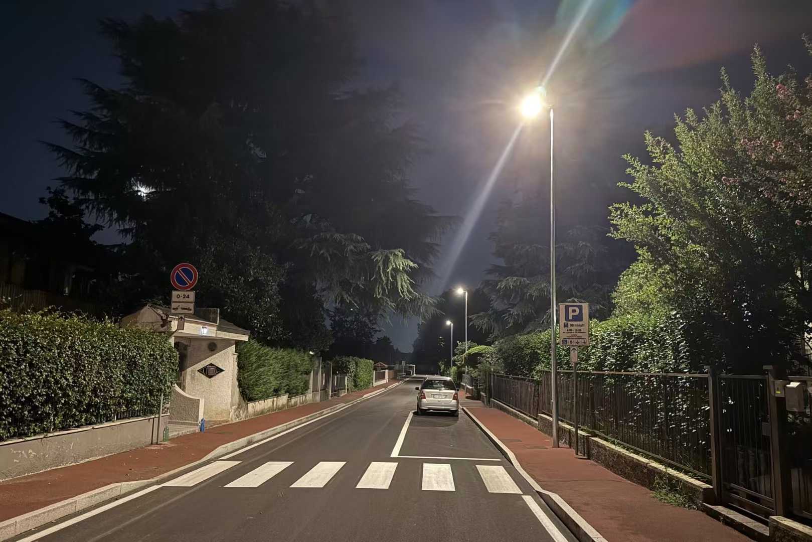Éclairage d’une rue et d’une traversée piétonne de nuit